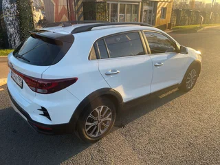 2020 Kia Rio X IV Рестайлинг, белый, 1950000 рублей, вид 4