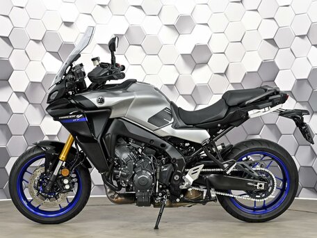2021 Yamaha MT-09 Tracer (FJ-09), серебристый, 1499000 рублей, вид 4