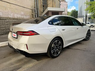 2024 BMW 5 серии Long 530Li xDrive VIII (G60/G61/G68), белый, 9000000 рублей, вид 4
