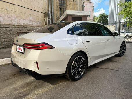 2024 BMW 5 серии Long 530Li xDrive VIII (G60/G61/G68), белый, 9000000 рублей, вид 4