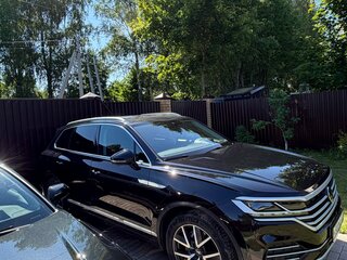 2021 Volkswagen Touareg III, чёрный, 5950000 рублей, вид 3