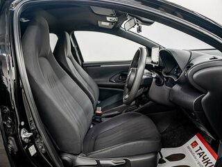 2020 Toyota Yaris IV, чёрный, 1075000 рублей, вид 5