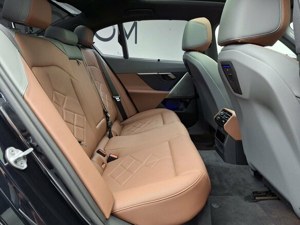 2025 BMW 5 серии 530e VIII (G60/G61/G68), чёрный - вид 6