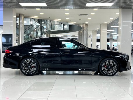2025 BMW 5 серии 530i xDrive VIII (G60/G61/G68), чёрный, 9300000 рублей, вид 4