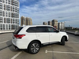 2019 Mitsubishi Outlander III Рестайлинг 3, белый, 2200000 рублей, вид 3