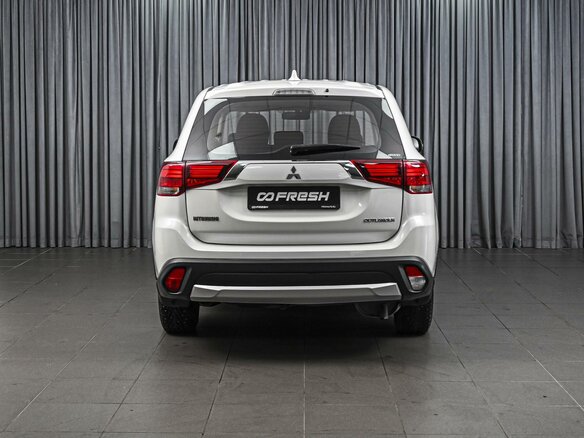 2017 Mitsubishi Outlander III Рестайлинг 2, белый, 1908000 рублей - вид 3