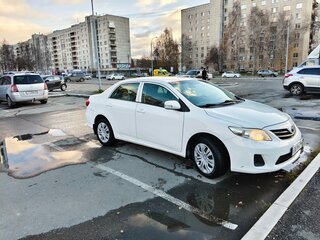 2013 Toyota Corolla X (E140, E150) Рестайлинг, белый, 900000 рублей, вид 2