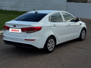 2017 Kia Rio III Рестайлинг, белый, 590000 рублей, вид 5