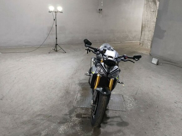2022 Triumph Speed Triple, серый, 1377000 рублей - вид 2