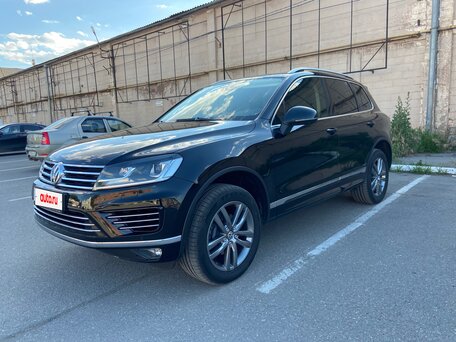 2017 Volkswagen Touareg II Рестайлинг, чёрный, 3900000 рублей, вид 2