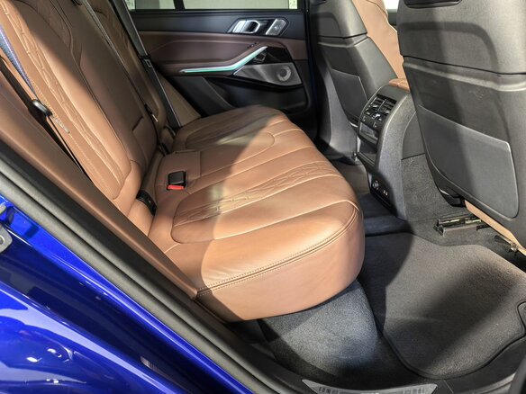2023 BMW X5 M60i IV (G05/G18) Рестайлинг, синий, 12850000 рублей - вид 15