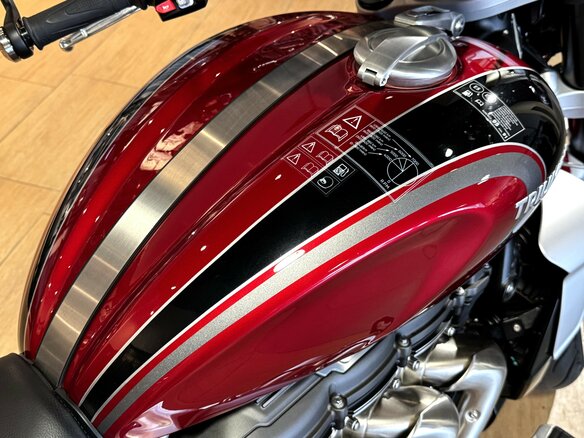 2023 Triumph Rocket 3, красный, 2990000 рублей - вид 9