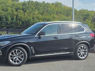 2019 BMW X5 50i IV (G05/G18), чёрный, 7200000 рублей, вид 3