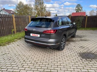 2019 Volkswagen Touareg III, серый, 5000000 рублей, вид 4