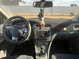 2010 Ford Focus II Рестайлинг, серебристый, 650000 рублей, вид 5