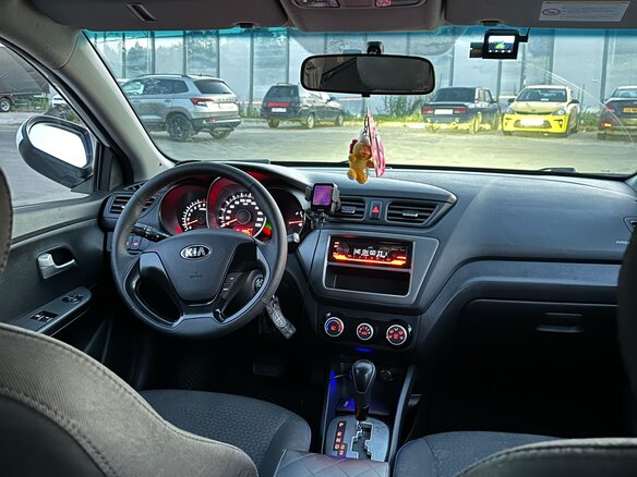 2015 Kia Rio III Рестайлинг, белый, 900000 рублей - вид 14