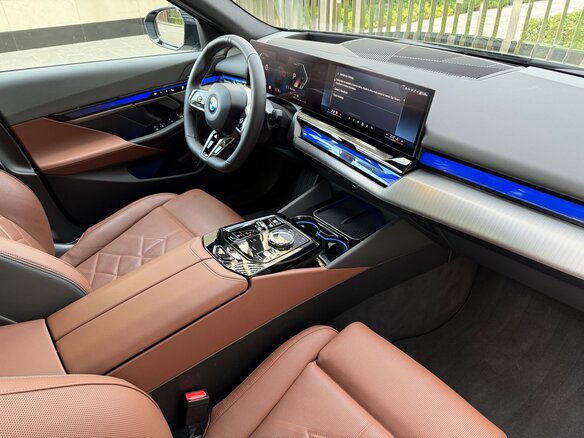 2025 BMW 5 серии 530i xDrive VIII (G60/G61/G68), чёрный, 8195000 рублей - вид 19