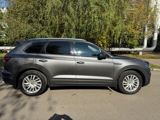 2019 Volkswagen Touareg III, серый, 4700000 рублей, вид 2