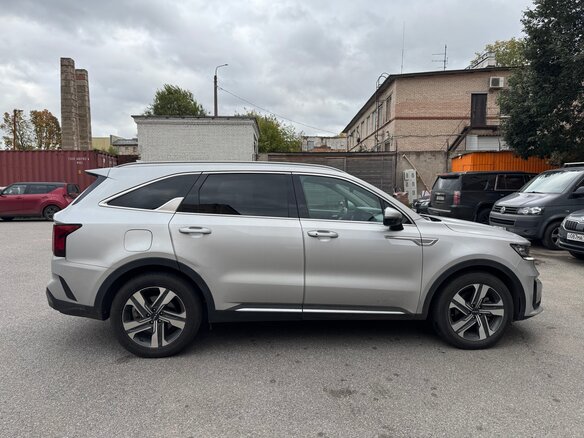 2022 Kia Sorento IV, серебристый, 3500000 рублей - вид 2