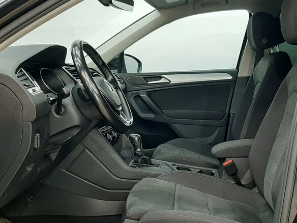 2018 Volkswagen Tiguan II, чёрный, 2119000 рублей - вид 9