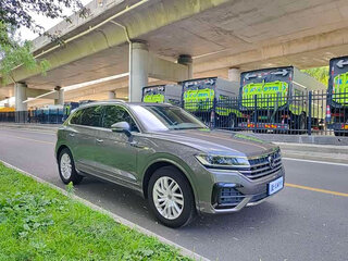 2023 Volkswagen Touareg III, серый, 5845000 рублей, вид 3