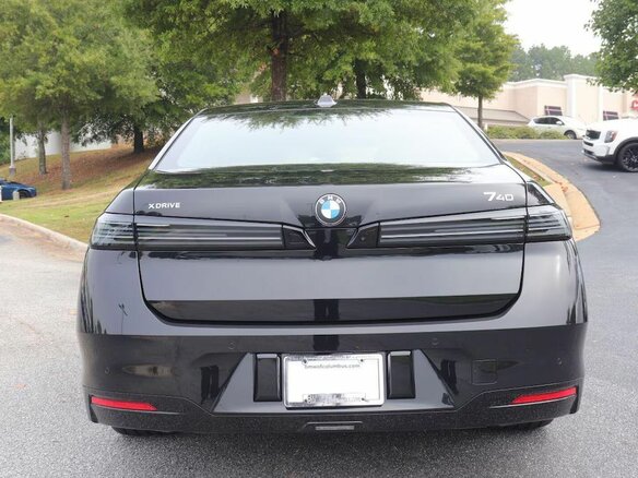 2026 BMW 7 серии 740 xDrive VII (G70) Рестайлинг, чёрный, 15973868 рублей - вид 4