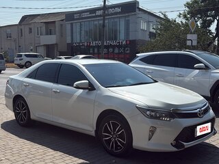 2017 Toyota Camry VII (XV50) Рестайлинг 2, белый, 2100000 рублей, вид 4