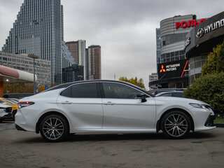 2021 Toyota Camry VIII (XV70) Рестайлинг, белый, 3465000 рублей, вид 3