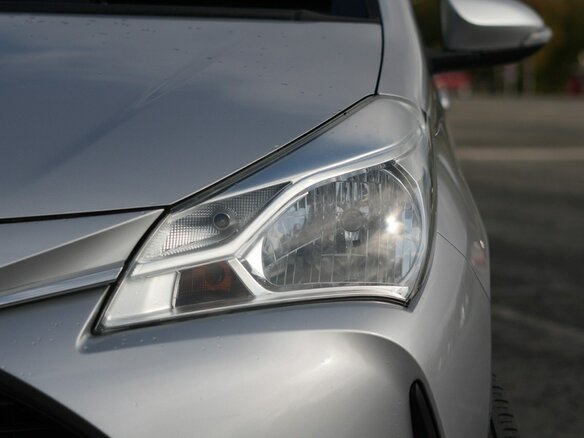 2018 Toyota Vitz III (XP130) Рестайлинг 2, серый - вид 3