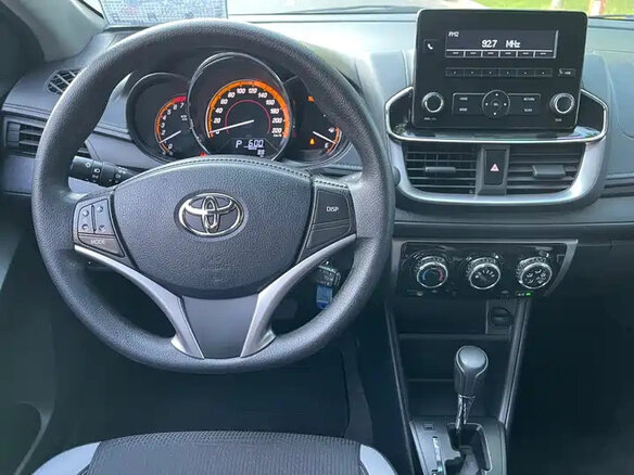 2022 Toyota Yaris IV, белый - вид 9