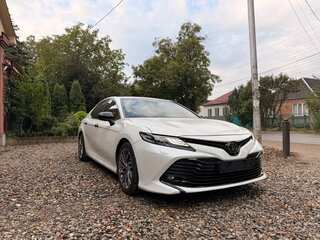 2018 Toyota Camry VIII (XV70), белый, 3200000 рублей, вид 1