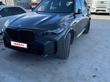 2023 BMW X5 40i IV (G05/G18) Рестайлинг, серый, вид 3