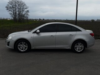 2013 Chevrolet Cruze I Рестайлинг, серебристый, 570000 рублей, вид 3