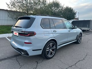 2022 BMW X7 40i I (G07) Рестайлинг, серый, 11500000 рублей, вид 4
