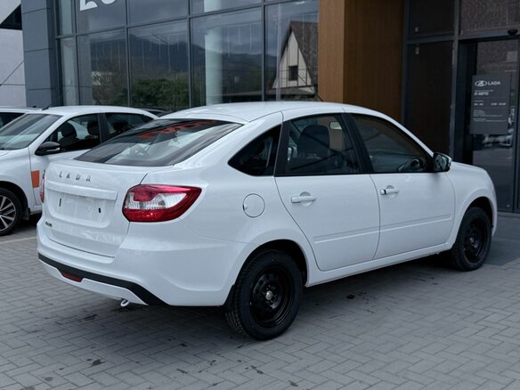 2026 Lada (ВАЗ) Granta I Рестайлинг, белый, 1131000 рублей - вид 4