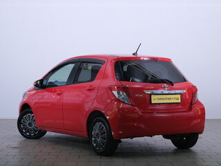 2011 Toyota Vitz III (XP130), красный, 669000 рублей, вид 4