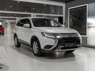 2018 Mitsubishi Outlander III Рестайлинг 3, белый, 2000000 рублей, вид 2