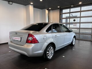 2011 Ford Focus II Рестайлинг, серебристый, 400000 рублей, вид 3