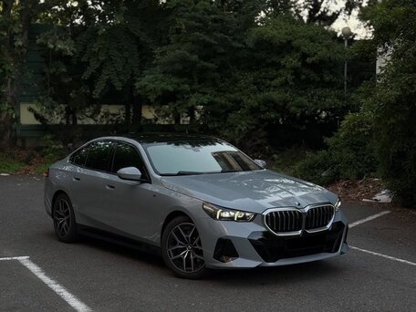 2024 BMW 5 серии 520i VIII (G60/G61/G68), серый, 6940000 рублей, вид 1