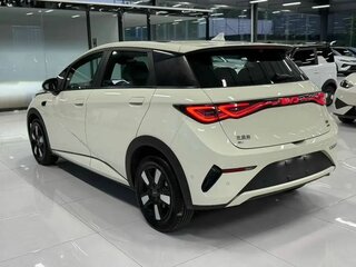 2025 BYD Dolphin 45.12 kWh I Рестайлинг, белый, 1455555 рублей, вид 4