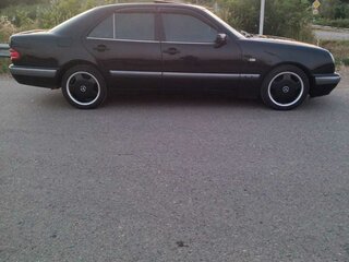 1997 Mercedes-Benz E-Класс 290 II (W210, S210), чёрный, 1000000 рублей, вид 3