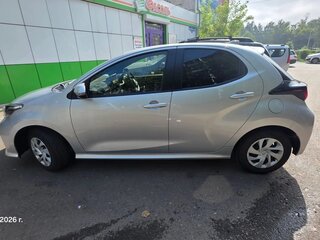 2021 Toyota Yaris IV, серебристый, 1200000 рублей, вид 4