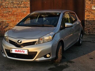 2011 Toyota Vitz III (XP130), серебристый, 850000 рублей, вид 1