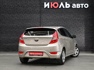 2013 Hyundai Solaris I, бежевый, 600000 рублей, вид 4