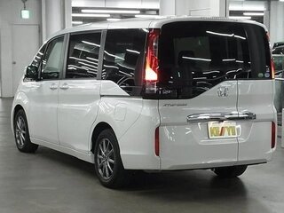 2017 Honda Stepwgn V, белый, 1350002 рублей, вид 4