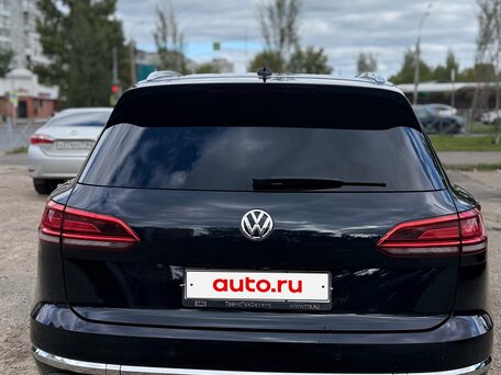 2020 Volkswagen Touareg III, чёрный, 3337000 рублей, вид 4