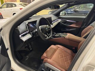 2025 BMW 5 серии 530i xDrive VIII (G60/G61/G68), белый, 10949900 рублей, вид 5
