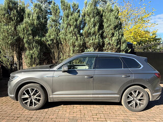 2020 Volkswagen Touareg III, серый, 6390000 рублей, вид 3