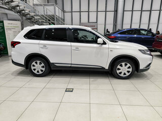 2017 Mitsubishi Outlander III Рестайлинг 2, белый, 1299000 рублей, вид 4