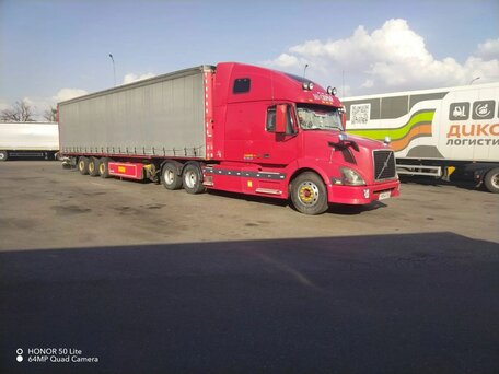 2003 Volvo VNL, красный, 4000000 рублей, вид 2
